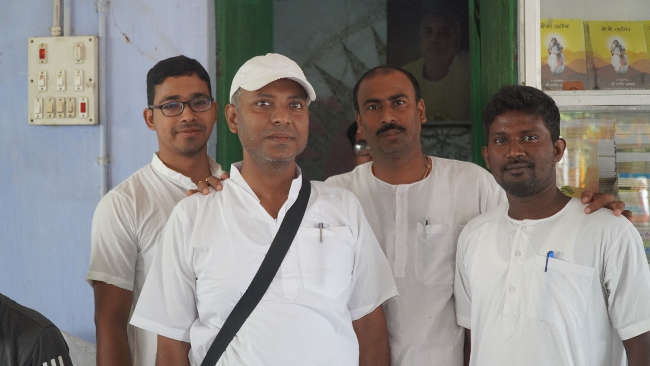 Volunteers of ECG camp in the Puja utsav at DEOGHAR AT PSSTAC Satsang Ashram, Prachet Manzil